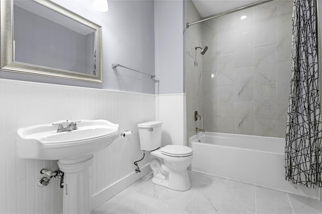 729 S Winnetka Ave, Dallas, TX 75208 - full bath with shower / tub combo, toilet, baseboards, and wainscoting