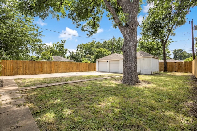 729 S Winnetka Ave, Dallas, TX 75208 - view of yard featuring a detached garage and an outbuilding