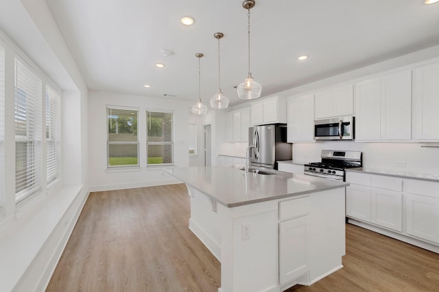 1721 Horseshoe Ln, Van Alstyne, TX 75495 - kitchen featuring stainless steel appliances, a kitchen island with sink, recessed lighting, light wood finished floors, and light countertops