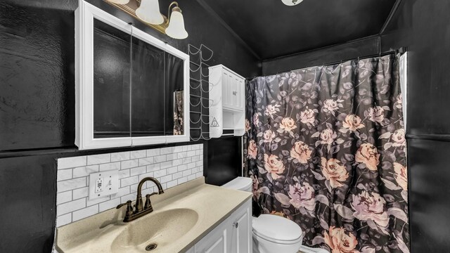 1007 SE 24th St, Mineral Wells, TX 76067 - bathroom featuring tasteful backsplash, toilet, vanity, and a shower with shower curtain