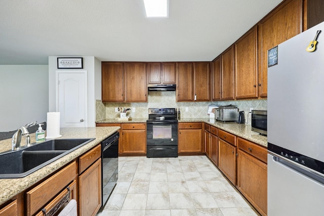 147 Cantle, Waxahachie, TX 75165 - kitchen with black appliances, a sink, under cabinet range hood, and tasteful backsplash