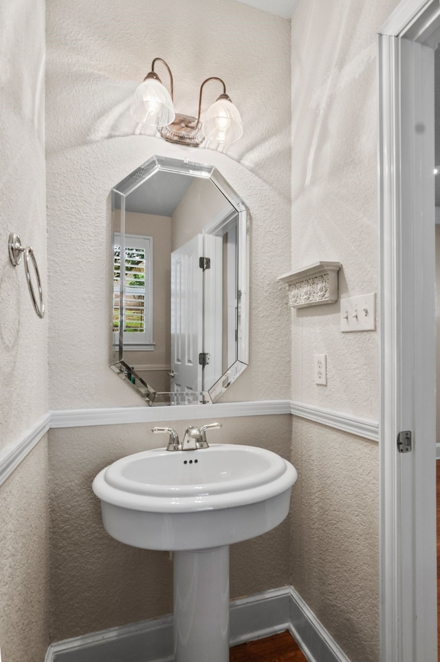 504 Hilltop Pl, Joshua, TX 76058 - bathroom featuring a textured wall and baseboards