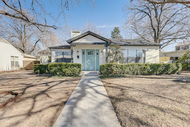 816 Northwood Rd, Fort Worth, TX 76107 - view of front facade featuring a chimney and stucco siding