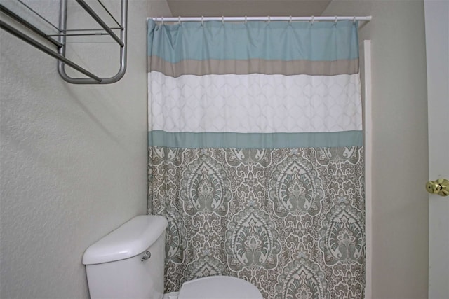 1103 Lynnwood Ct, Cleburne, TX 76033 - full bathroom featuring toilet and a shower with curtain