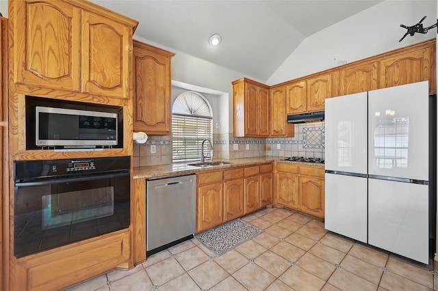 315 Hudson Falls Dr, Arlington, TX 76002 - kitchen featuring stainless steel appliances, under cabinet range hood, a sink, vaulted ceiling, and decorative backsplash