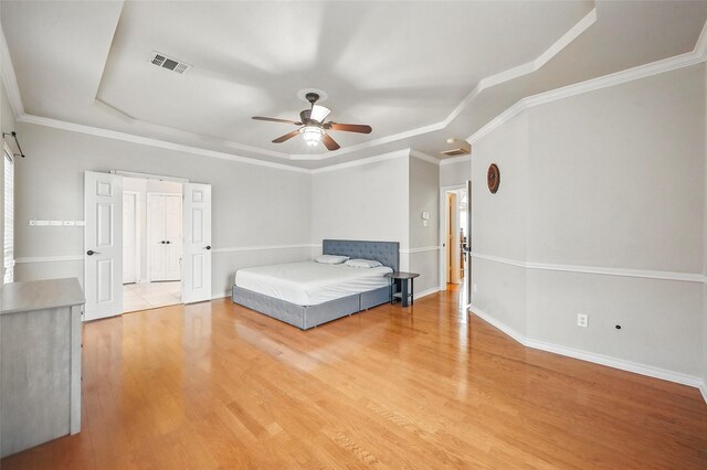 315 Hudson Falls Dr, Arlington, TX 76002 - bedroom featuring a raised ceiling, light wood finished floors, baseboards, and ceiling fan
