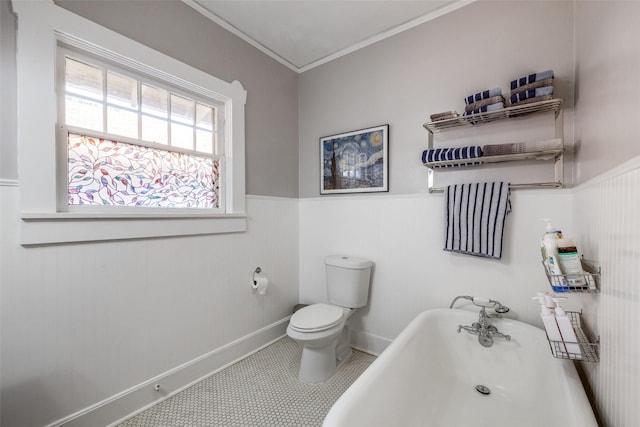 2220 Mistletoe Blvd, Fort Worth, TX 76110 - full bath featuring a wainscoted wall, toilet, a freestanding bath, and ornamental molding