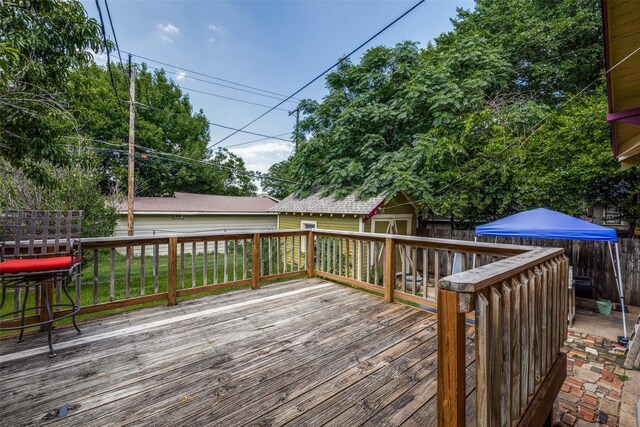 2220 Mistletoe Blvd, Fort Worth, TX 76110 - wooden terrace with a fenced backyard