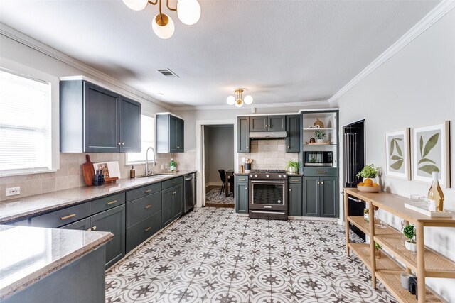 3913 Modlin Ave, Fort Worth, TX 76107 - kitchen with stainless steel appliances, a sink, under cabinet range hood, backsplash, and crown molding