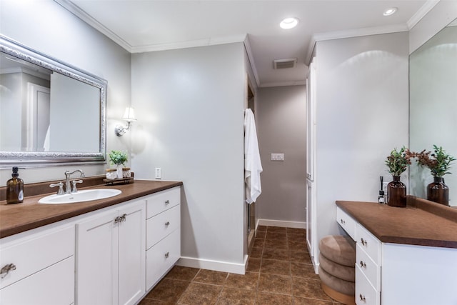 3913 Modlin Ave, Fort Worth, TX 76107 - full bath featuring vanity, crown molding, baseboards, and recessed lighting