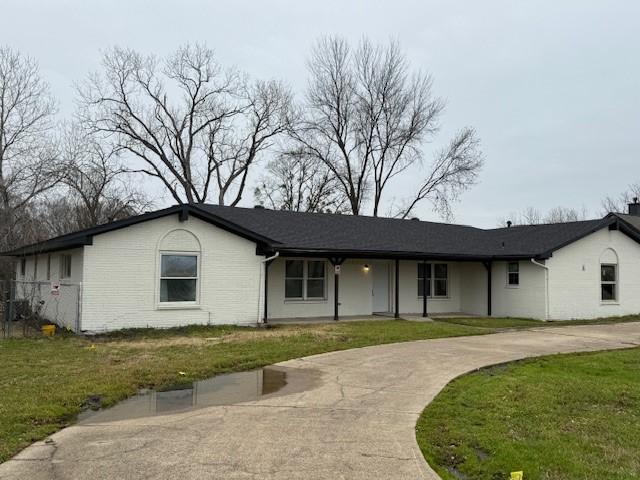 6300 Lumley Rd, Mesquite, TX 75181 - single story home featuring a front lawn, curved driveway, and a porch