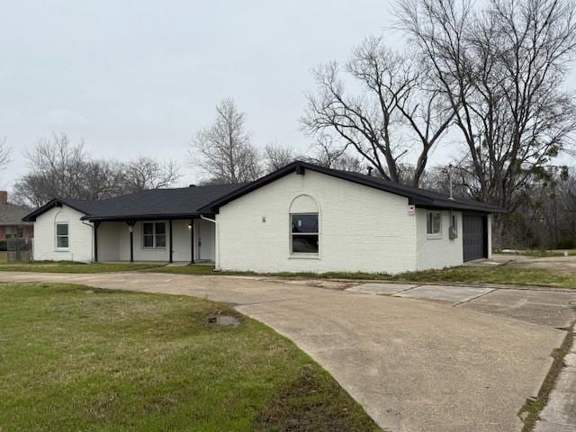 6300 Lumley Rd, Mesquite, TX 75181 - view of front of property featuring concrete driveway, a garage, and a front yard