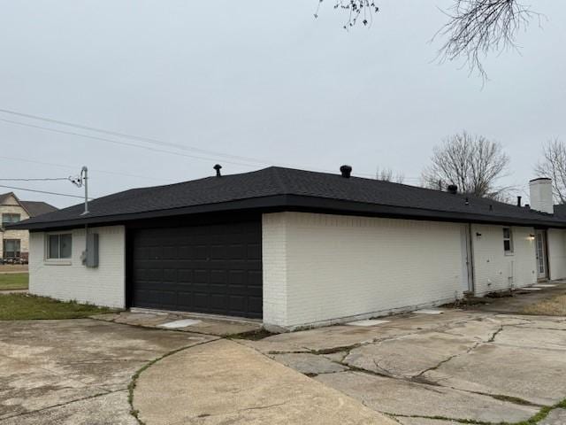 6300 Lumley Rd, Mesquite, TX 75181 - garage featuring driveway