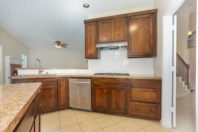 3010 Partridge Ln, Mckinney, TX 75072 - kitchen with stainless steel appliances, under cabinet range hood, a sink, a ceiling fan, and backsplash