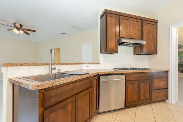 3010 Partridge Ln, Mckinney, TX 75072 - kitchen featuring stainless steel appliances, under cabinet range hood, a ceiling fan, and decorative backsplash