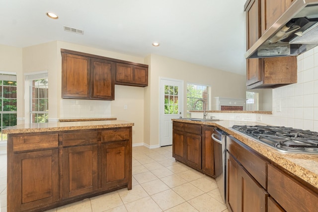 3010 Partridge Ln, Mckinney, TX 75072 - kitchen featuring range hood, appliances with stainless steel finishes, backsplash, a sink, and recessed lighting