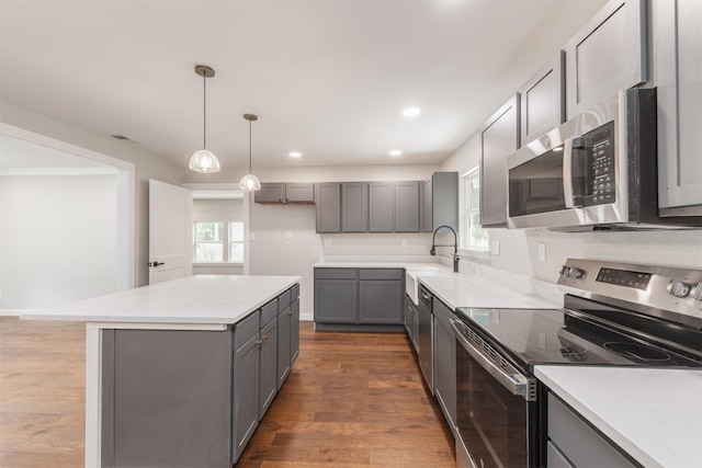 1024 Tower St, Canton, TX 75103 - kitchen featuring appliances with stainless steel finishes, gray cabinets, a sink, dark wood finished floors, and recessed lighting