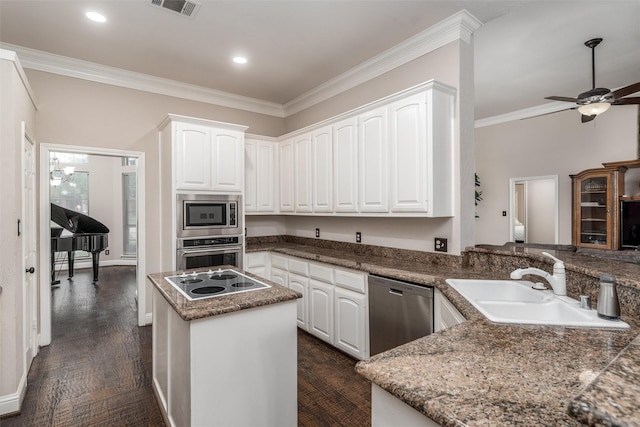 24 Shady Dale Ln, Rockwall, TX 75032 - kitchen with stainless steel appliances, a sink, white cabinetry, crown molding, and a center island