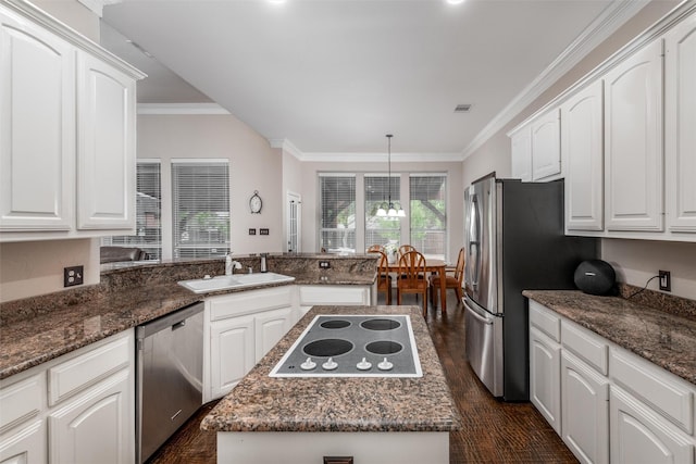 24 Shady Dale Ln, Rockwall, TX 75032 - kitchen featuring stainless steel appliances, a sink, a peninsula, white cabinetry, and crown molding