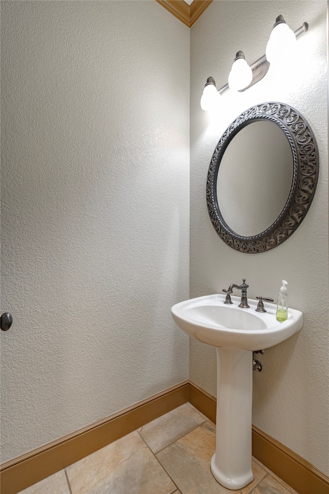 2454 Savanna Cir, Midlothian, TX 76065 - bathroom with baseboards and a sink