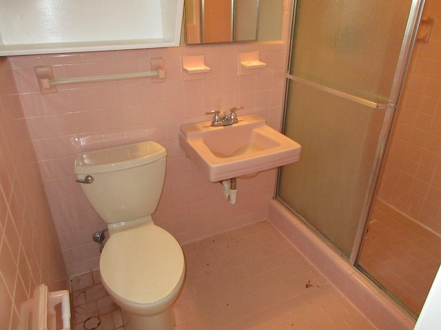 611 W 4th St, Homer, LA 71040 - full bath with tile walls, a stall shower, toilet, and a sink