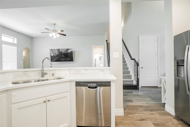 1507 Calcot Ln, Forney, TX 75126 - kitchen featuring appliances with stainless steel finishes, a sink, a ceiling fan, light wood-type flooring, and light countertops