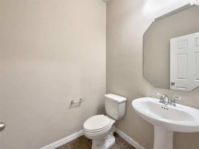 716 Setting Sun Trl, Mckinney, TX 75069 - bathroom featuring toilet, baseboards, a sink, and tile patterned floors