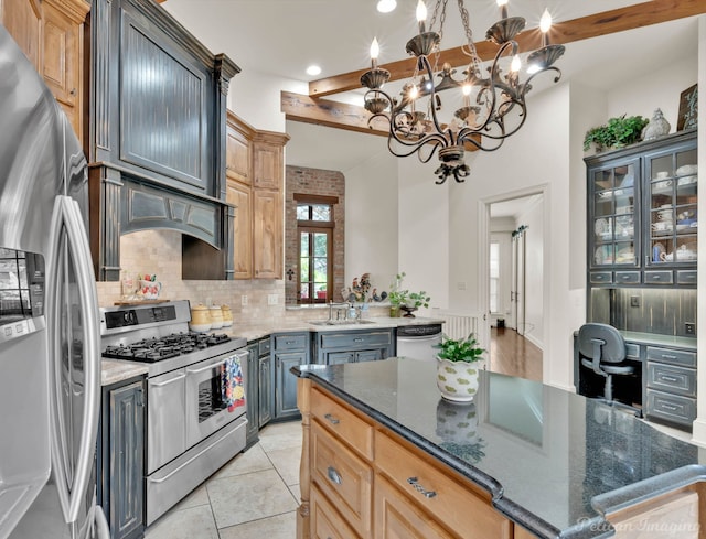 129 Carondelet Ct, Bossier City, LA 71111 - kitchen featuring appliances with stainless steel finishes, a sink, a chandelier, backsplash, and dark stone countertops