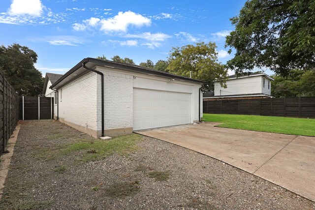 3116 Sharpview Ln, Dallas, TX 75228 - garage featuring driveway