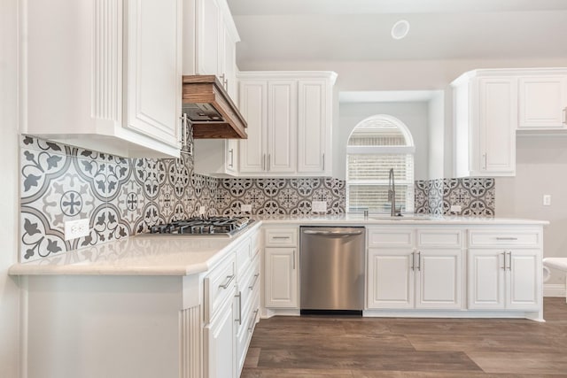 302 Micco Ln, Rockwall, TX 75087 - kitchen featuring appliances with stainless steel finishes, a sink, light countertops, and white cabinetry