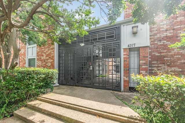 4317 Hartford St Unit 102, Dallas, TX 75219 - view of gate