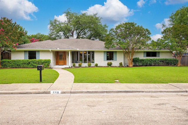 7716 Roundrock Rd, Dallas, TX 75248 - ranch-style house with a front lawn and brick siding