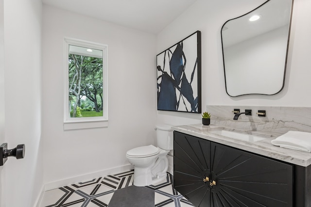 4216 Rickover Dr, Dallas, TX 75244 - bathroom with vanity, toilet, baseboards, and recessed lighting
