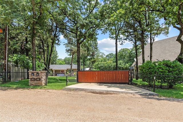 102 Anderson Ln, Mabank, TX 75156 - view of home's community with a gate
