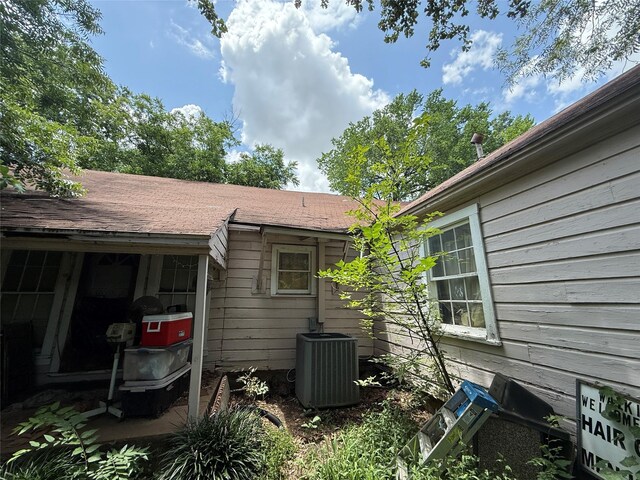 608 W 8th St, Irving, TX 75060 - view of home's exterior featuring a central AC unit
