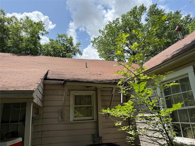 608 W 8th St, Irving, TX 75060 - view of side of property featuring roof with shingles