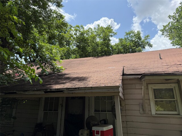 608 W 8th St, Irving, TX 75060 - exterior view of a shingled roof