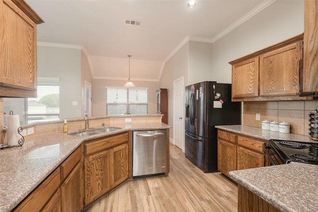 102 Avery Ln, Fate, TX 75189 - kitchen featuring appliances with stainless steel finishes, a sink, light wood-type flooring, plenty of natural light, and crown molding