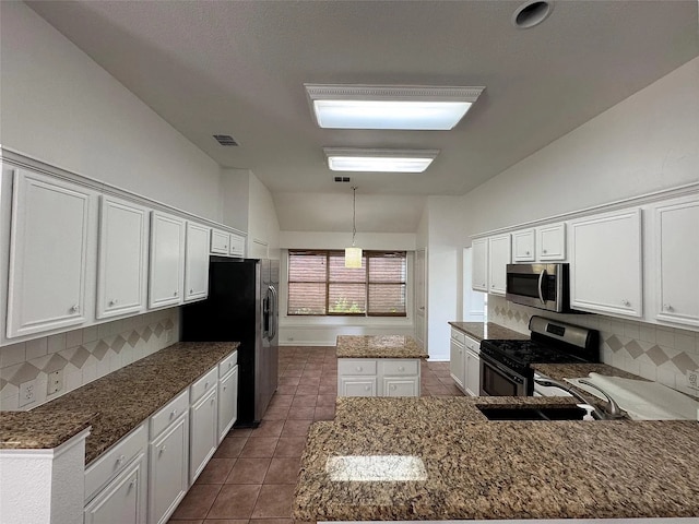 6408 Townsend Ln, Plano, TX 75024 - kitchen featuring stainless steel appliances, dark tile patterned floors, a center island, a sink, and decorative backsplash