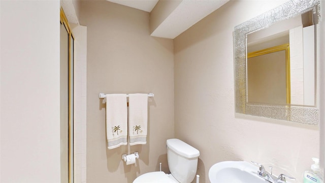 1931 Crestside Cir, Carrollton, TX 75007 - full bathroom featuring toilet, a shower stall, and a sink