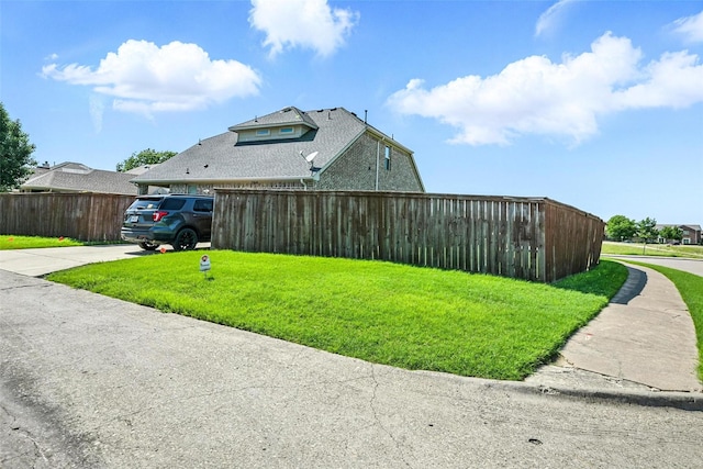 7514 Harbor Dr, Rowlett, TX 75088 - view of side of home with concrete driveway