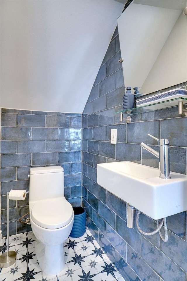 3710 Binkley Ave, University Park, TX 75205 - bathroom with tile walls, toilet, lofted ceiling, and a sink