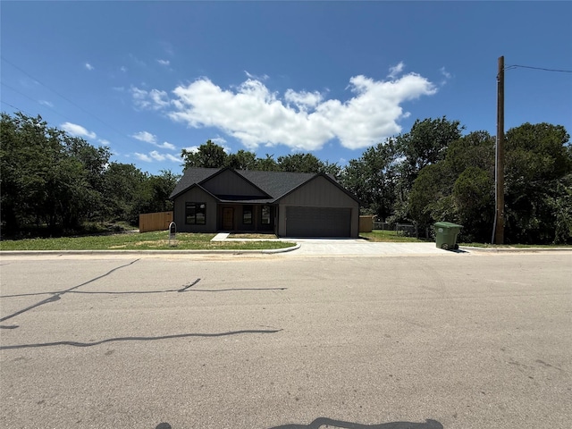901 SW 10th St, Mineral Wells, TX 76067 - view of front of property featuring an attached garage and driveway