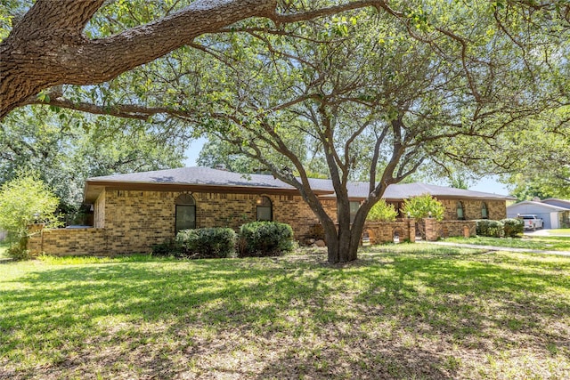 2801 Good Shepherd Dr, Brownwood, TX 76801 - ranch-style home featuring brick siding and a front yard