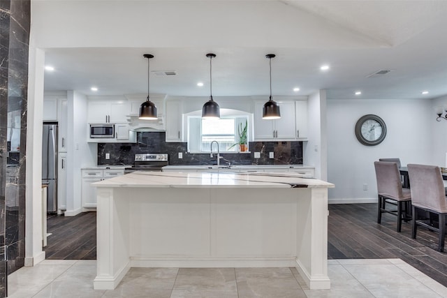 1321 Glyndon Dr, Plano, TX 75023 - kitchen with stainless steel appliances, a center island, backsplash, a sink, and recessed lighting