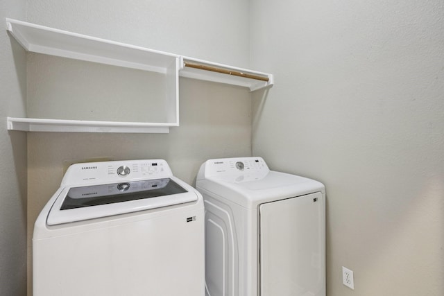 4616 Heatherbrook Ln, Grand Prairie, TX 75052 - laundry room with washer and dryer
