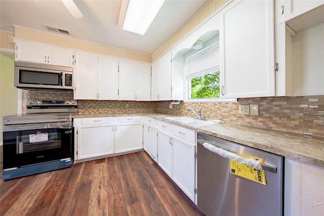 522 E Kempner St, Mabank, TX 75147 - kitchen with appliances with stainless steel finishes, a sink, dark wood finished floors, and decorative backsplash