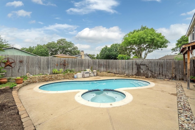 818 Placid Dr, Mesquite, TX 75150 - view of swimming pool with a fenced backyard, a patio area, and a pool with connected hot tub