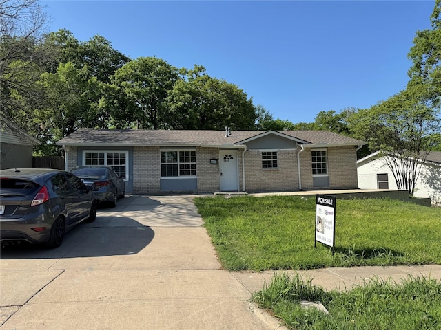 2441 Lindale Ln, Mesquite, TX 75149 - single story home featuring a front lawn, brick siding, and concrete driveway