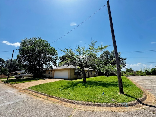 1050 35th St NE, Paris, TX 75462 - view of front of home featuring driveway, a front yard, and a garage